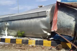 tanker full of milk overturned outside Swaroopganj police station in Sirohi district