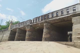 Dilapidated Bridge in Bhuj : ક્રુષ્ણાજી પુલ પર ગમે ત્યારે દુર્ઘટના બની શકે