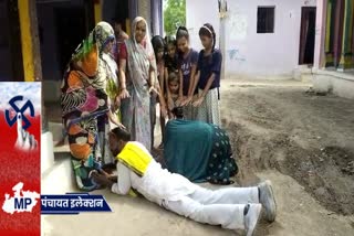 Vidisha husband of sarpanch candidate fell on feet
