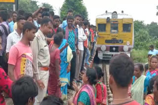 rail-blocked-at-burdwan-pallaroad-station