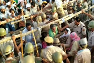 Farmer Protest in Taranagar  Bikaner Delhi Highway Blocked in Churu  Churu Farmer Protest  Rajasthan Farmers Condition  Farmer Police Clash in Rajasthan  Churu Farmers Demanded Crop Insurance Claim  ರಾಜಸ್ಥಾನದಲ್ಲಿ ರೈತರ ಪ್ರತಿಭಟನೆ  ರಾಜಸ್ಥಾನದಲ್ಲಿ ಉಗ್ರ ರೂಪ ಪಡೆದ ರೈತರ ಪ್ರತಿಭಟನೆ  ಚೂರುನಲ್ಲಿ ರೈತರು ಮತ್ತು ಪೊಲೀಸರ ಮಧ್ಯ ವಾಗ್ವಾದ  ರಾಜಸ್ಥಾನ ಸುದ್ದಿ