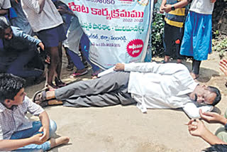 Innovative protest by the headmaster in Pulkal