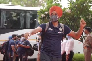 India vs South Africa : રાજકોટ પહોંચતા જ અર્શદીપ સિંહએ કર્યા ભાંગડા, ખેલાડીઓનું ગુલાબની પાંખડીઓથી કર્યું સ્વાગત