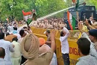 Congress protest in Chandigarh  Congress leaders detained by Punjab police  Congress protest news  ಚಂಡೀಗಢದಲ್ಲಿ ಕಾಂಗ್ರೆಸ್ ಪ್ರತಿಭಟನೆ  ಕಾಂಗ್ರೆಸ್​ ನಾಯಕರನ್ನು ವಶಕ್ಕೆ ಪಡೆದ ಪಂಜಾಬ್​ ಪೊಲೀಸರು  ಕಾಂಗ್ರೆಸ್​ ಪ್ರತಿಭಟನೆ ಸುದ್ದಿ