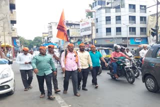 mns party worker walking on foot to meet raj thackeray