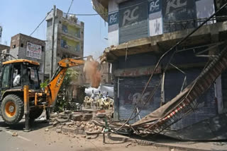 SC gives 3 days to UP govt to file reply on pleas alleging illegal demolition of houses of those accused of last week's violence.  Demolition row  Supreme Court on demolition row  കെട്ടിടം പൊളിക്കല്‍ നിയമ പ്രകാരമാകണമെന്ന് സുപ്രീം കോടതി  ബുള്‍ഡോസര്‍ വിവാദം  ജഹാംഗീര്‍പുരിയില്‍ കെട്ടിടം പൊളിച്ച് സര്‍ക്കാര്‍  സുപ്രീം കോടതി വിശദീകരണം തേടി  സുപ്രീം കോടതി