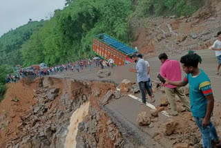 ഗുവാഹത്തി സിൽചാർ റോഡിൽ വൻ മണ്ണിടിച്ചിൽ  Massive landslide on Guwahati Silchar road  Traffic on National Highway 6 comes to a standstill  ദേശീയപാതയിൽ ഗതാഗതം സ്‌തംഭിച്ചു  Guwahati Silchar road  heavy land sliding in assam  അസമിലും മേഘാലയയിലും കനത്ത മഴ തുടരുന്നു  മണ്ണിടിച്ചിലിനെത്തുടർന്ന് ആശയവിനിമയം വിച്ഛേദിക്കപ്പെട്ടു