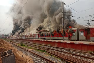 बिहार में तीसरे दिन भी अग्निपथ योजना पर बवाल, लखीसराय में फूंकी ट्रेन