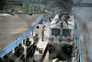 Protest against AgniPath in Hyderabad  Youth burnt a train in Telangana  AgniPath protest in Telangana  ಹೈದರಾಬಾದ್​ಗೂ ತಟ್ಟಿದ ಅಗ್ನಿಪಥ್​ ಕಾವು  ತೆಲಂಗಾಣದಲ್ಲಿ ಟ್ರೈನ್​ಗೆ ಬೆಂಕಿ ಹಚ್ಚಿದ ಯುವಕರು  ತೆಲಂಗಾಣದಲ್ಲಿ ಅಗ್ನಿಪಥ್​ ಪ್ರತಿಭಟನೆ