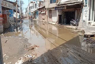 heavy-water-logging-on-main-road-in-kirari-people-upset-due-to-lack-of-drain