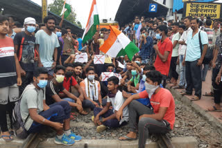 agneepath-scheme-protest-rail-blocked-in-thakurnagar-station-agitation-before-shantanu-thakurs-house