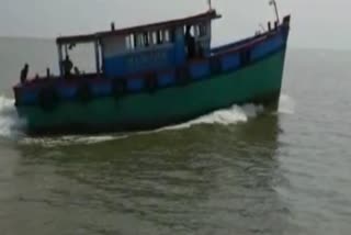 _fishermen rescued after sinking the trailer in kendrapara