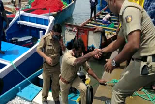 Fishermen kidnapped two policemen and one costal guard in Thiruvananthapuram  Fishermen kidnapped two policemen and one costal guard  പൊലീസ് ഉദ്യോഗസ്ഥരേയും കോസ്റ്റൽ ഗാർഡിനേയും  രണ്ട് പൊലീസ് ഉദ്യോഗസ്ഥരേയും ഒരു കോസ്റ്റൽ ഗാർഡിനേയും തട്ടിക്കൊണ്ട്പോയി മത്സ്യതൊഴിലാളികൾ  മത്സ്യതൊഴിലാളികൾ പൊലീസുകാരെ തട്ടിക്കൊണ്ടുപോയി  തിരുവനന്തപുരത്ത് അനധികൃത വല ഉപയോഗിച്ചുള്ള മത്സ്യബന്ധനം  അഞ്ചുതെങ്ങ് കോസ്റ്റൽ പൊലീസ്  തട്ടിക്കൊണ്ടുപോയവരെ രക്ഷപ്പെടുത്തി അഞ്ചുതെങ്ങ് കോസ്റ്റൽ പൊലീസി  മുതലപ്പൊഴി ഹാർബർ  പൊലീസുകാരെ തട്ടിക്കൊണ്ട്പോയവരെ പിടികൂടി