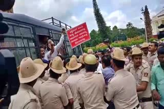 ಕಾಂಗ್ರೆಸ್ ನಾಯಕರು ಪ್ರತಿಭಟನೆ ನಡೆಸಿದರು