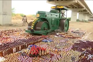 Seized liquor worth Rs 2 crore destroyed in Ongole Andhra Pradesh  മദ്യക്കുപ്പികൾ റോഡ് റോളർ ഉപയോഗിച്ച് നശിപ്പിച്ച് സ്‌പെഷ്യൽ എൻഫോഴ്‌സ്‌മെന്‍റ് ബ്യൂറോ  2 കോടി രൂപ വിലമതിക്കുന്ന മദ്യം പിടികൂടി നശിപ്പിച്ചു  ഓംഗോൾ മദ്യക്കുപ്പികൾ നശിപ്പിച്ച് സ്‌പെഷ്യൽ എൻഫോഴ്‌സ്‌മെന്‍റ് ബ്യൂറോ  Special Enforcement Bureau destroyed 2 crore liquor Prakasam  ആന്ധ്രാപ്രദേശ് കോടികൾ വിലവരുന്ന മദ്യക്കുപ്പികൾ നശിപ്പിച്ചു  അനധികൃത മദ്യക്കടത്ത്  alcohol smuggling Ongole  മദ്യക്കുപ്പികൾ റോളർ ഉപയോഗിച്ച് നശിപ്പിക്കുന്ന ദൃശ്യം  liquor bottles are destroyed with road roller