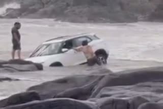 tourists car got stuck in the sea water in Goa vagator beach