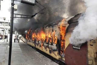 Agnipath Row,Violent protest Secunderabad,Secunderabad Railway Station News,Secunderabad railway station,Protests against Agnipath scheme,ಅಗ್ನಿಪಥ್​ ಯೋಜನೆ ವಿರೋಧಿಸಿ ಪ್ರತಿಭಟನೆ,ಸಿಕಂದ್ರಾಬಾದ್​ ರೈಲು ನಿಲ್ದಾಣ,ದೇಶಾದ್ಯಂತ ರೈಲುಗಳ ಧ್ವಂಸ ಅಗ್ನಿಪಥ್​ ಯೋಜನೆ 2022,ಕೇಂದ್ರದ ಅಗ್ನಿಪಥ ಯೋಜನೆ ವಿರುದ್ಧ ಹೋರಾಟ,ಸಿಕಂದರಾಬಾದ್ ರೈಲು ನಿಲ್ದಾಣದಲ್ಲಿ ದಾಂಧಲೆ,ಪ್ರತಿಭಟನಾಕಾರರ ಮೇಲೆ ಪೊಲೀಸರಿಂದ ಪೈರಿಂಗ್​,ಹೈದರಾಬಾದ್​ನಲ್ಲಿ ಪೈರಿಂಗ್​