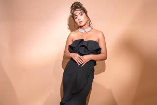 Hina Khan looks sassy in black ruffle gown at award gala- see pics