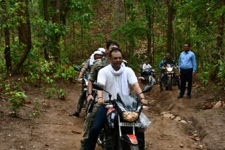 Balrampur SP And IG Reached Naxal Affected Area by Motorcycle