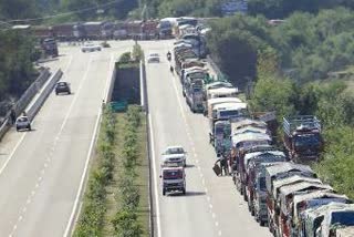 دن بھر بند رہنے کے بعد سرینگر - جموں شاہراہ ٹریفک کے لیے بحال