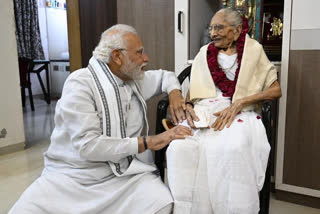 PM Modi meets mother Heeraba on her 100th birthday  Heeraba 100th birthday  Narendra Modi blog on his mothers 100th birthday  pm Modi visits his mother  പ്രധാനമന്ത്രി നരേന്ദ്ര മോദിയുടെ അമ്മയുടെ നൂറാം പിറന്നാള്‍  നരേന്ദ്ര മോദി അമ്മയെ കുറിച്ചെഴുതിയ ബ്രോഗ്