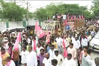 కొనసాగుతోన్న రాకేష్​ అంతిమయాత్ర.. నివాళులర్పించిన తెరాస మంత్రులు, ఎమ్మెల్యేలు