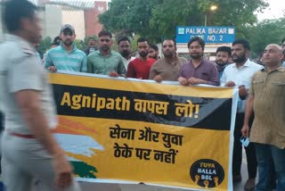youth-in-delhi-protest-against-agneepath-protesters-detained-by-police