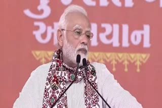 PM Modi Gujarat Visit : વડોદરામાં ભાવુક થયા PM મોદી, કહ્યું- આજે હું તેમને મળ્યો, જે મને રોટલી આપતા હતા