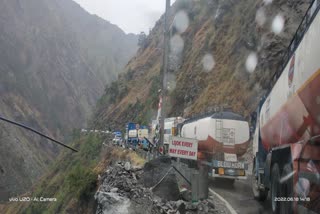 jammu-srinagar-national-highway-closed-for-vehicles-due-to-landslides