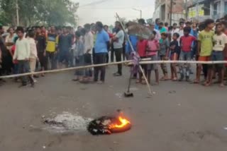 People blocked road after death of person in accident in Dhanbad