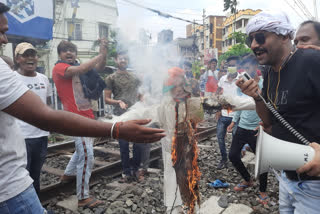WB Agnipath protestors disrupt train service in Serampore rail station burn Modi effigies