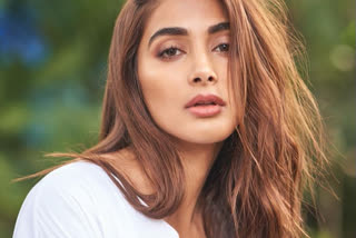 Pooja hegde broke the limits of hotness In buttonless loose outfit