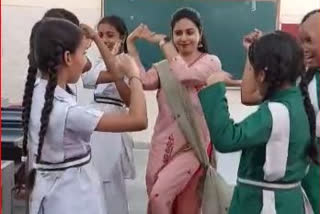 دہلی اسکول کی ٹیچر نے طالبات کے ساتھ رقص کیا، ویڈیو وائرل