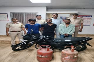 Thieves arrested by Jaipur Police, accused stealing bikes and gas cylinder for drugs