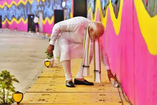 Swachh Bharat: PM Modi picks up litter at newly-inaugurated tunnel in Delhi