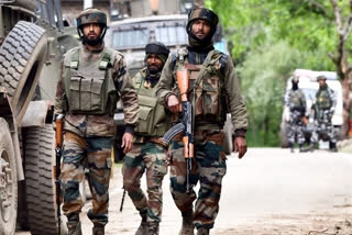 encounter at Pulwama  militant killed at Pulwama  exchange of fire between two sides  പുല്‍വാമയില്‍ ഏറ്റുമുട്ടല്‍  ജമ്മു കശ്‌മീരിലെ പുൽവാമ  ഒരു ഭീകരന്‍ കൊല്ലപ്പെട്ടു  കശ്‌മീർ സോൺ പൊലീസ്