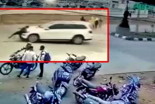 Hit and run case in Jabalpur  Car crushed man in jabalpur  Road Accident in Madhya Pradesh  ಜಬಲ್ಪುರದಲ್ಲಿ ಹಿಟ್​ ಆ್ಯಂಡ್​ ರನ್​ ಪ್ರಕರಣ  ಜಬಲ್ಪುರದಲ್ಲಿ ವ್ಯಕ್ತಿಯ ಮೇಲೆ ಹರಿದ ಕಾರು  ಮಧ್ಯಪ್ರದೇಶದಲ್ಲಿ ರಸ್ತೆ ಅಪಘಾತ ಸುದ್ದಿ