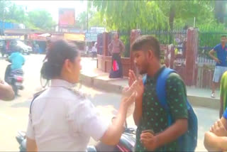 Bihar DSP Slap young boys in Road  വാഹന പരിശോധനക്കിടെ യുവാക്കളുടെ മുഖത്തടി  വാഹന പരിശോധനക്കിടെ ഡിഎസ്‌പിയുടെ മര്‍ദനം  അഗ്‌നിപഥ് വിരുദ്ധ സമരം  ബിഹാറിലെ പൊലീസുകാരിയുടെ മര്‍ദനം