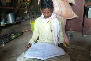 ആട്ടിടയനായ വിദ്യാര്‍ഥിക്ക് വിജയ തിളക്കം  Victory shines for the shepherd student  സ്‌കൂളിലെത്താന്‍ പത്ത് കിലോമീറ്റര്‍ താണ്ടണം  ഉപജീവന മാര്‍ഗം  ആട്ടിടയനായ വിദ്യാര്‍ഥി  Shepherd student