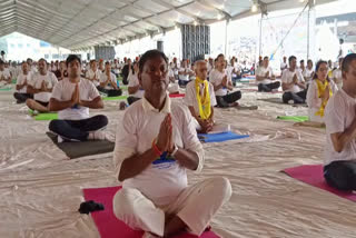 arjun-munda-performs-yoga