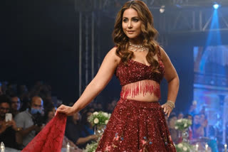 hina khan walks ramp