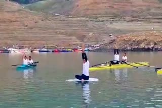 ITBP Jawans did practice of yoga in Tehri Lake on boats at Uttarakhand  International Day of Yoga  International Yoga Day 2022  ITBP Jawan yoga in tehri lake  Water Sports Adventure Institute Tehri  ತೆಹ್ರಿ ವಾಟರ್ ಸ್ಪೋರ್ಟ್ಸ್ ಅಡ್ವೆಂಚರ್ ಇನ್‌ಸ್ಟಿಟ್ಯೂಟ್‌  ಉತ್ತರಾಖಂಡ್​ನಲ್ಲಿ ದೋಣಿಯಲ್ಲಿ ಕುಳಿತು ಯೋಗ ಮಾಡಿದ ಐಟಿಬಿಟಿ ಸೈನಿಕರು  ಉತ್ತರಾಖಂಡ್​ ಐಟಿಬಿಪಿ ಸೈನಿಕರಿಂದ ಯೋಗಾ ಪ್ರದರ್ಶನ  ಅಂತರಾಷ್ಟ್ರೀಯ ಯೋಗ ದಿನ  ಅಂತರಾಷ್ಟ್ರೀಯ ಯೋಗ ದಿನ 2022