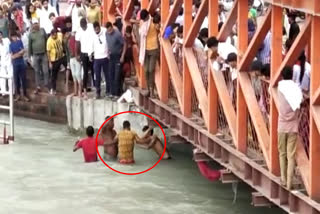 youth jumped into Ganga after snatching mobile