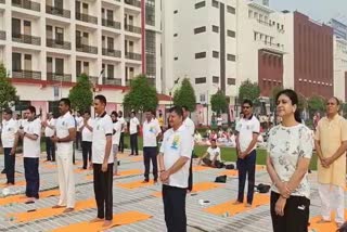 yoga-programs-held-at-various-places-in-ghaziabad-lakhs-of-people-did-yoga