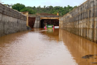 వరద నీటిలో చిక్కుకున్న పెళ్లి బృందం