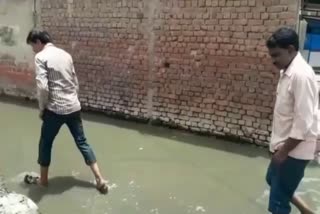 sewage water flowing on road  in faridabad
