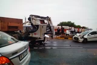 Bus trailer and car collided in Jaipur