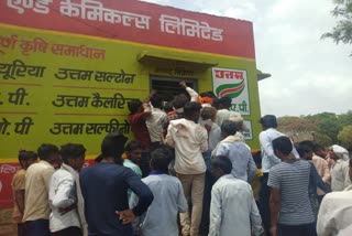 Farmers upset in long queues for DAP in Shivpuri