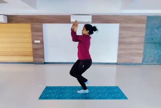 Monika Kumawat performs yoga on a foot, yoga on foot for 33 minutes