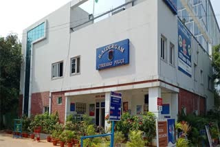 fight between two groups in a pub in hyderabad